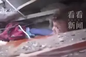巴勒斯坦2岁女童从废墟中被救出 独自被困6小时图片