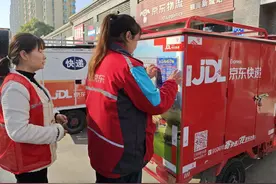快递员变身“政策宣传员”图片