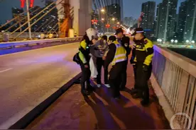 凡人微光 温暖山城丨男子欲跳桥 众人合力将其救回图片