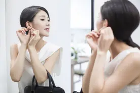 戴上新饰品，女网红耳廓鼓起“大脓包”，原来耳洞并非人人都能打图片