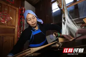 辉煌75载 与共和国同成长｜粟田梅：传承侗锦 织就文坡村锦绣未来图片