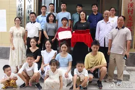 传承红色基因 革命后代向市博物馆捐赠红色文物图片