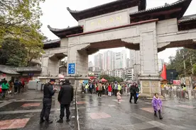 黔灵山公园免费开放首日：市民出游热情高涨 游客平稳有序入园图片