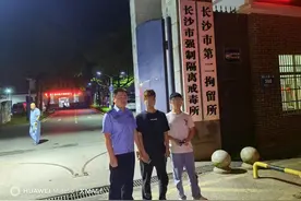 两台摩托车深夜“飙车炸街”，骑手双双被罚图片