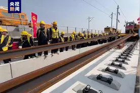 现场直击丨设计时速350公里的高速铁轨是怎样铺成的？图片