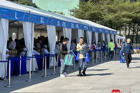 直击深马物资领取现场！跑者：第十年的参赛包诚意满满图片
