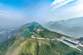 四川华蓥：老矿山披新绿图片
