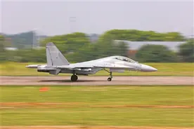 空军航空兵某部开展飞行训练图片