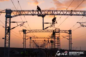 格库铁路（新疆段）扩能改造电气化工程全面完成图片