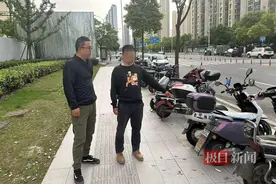外卖员起歪心盯上路边电动自行车，先后盗窃9块电瓶被刑拘图片
