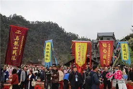 湖南保靖：非遗村茶大赛里的年轻炒茶手艺人图片
