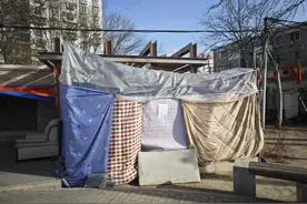 小区凉亭旁居民搭起简易棚取暖，城管联合社区及时拆除避免火患图片