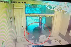 衡阳男子将十万现金当垃圾丢掉，保洁阿姨翻垃圾桶找回：拒绝千元感谢，口袋扯烂也没收图片