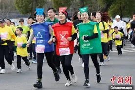 2025宁海马拉松鸣枪开跑图片