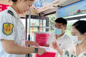浪漫七夕|今天公交上有点甜，有乘客获赠“甜蜜”礼物图片