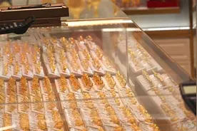 在上海金店大量购买黄金，实则为诈骗团伙“洗钱”，90人因此被判刑图片