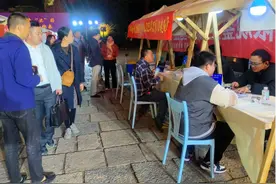 借助漳州“就业夜市”知名度，社保政策宣传“进万家”图片