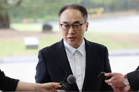韩国检察总长称会对“第一夫人”收受名牌包事件进行迅速且严格的调查处理图片