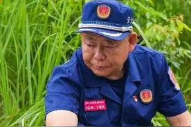有一种无私奉献叫：站好最后一班岗图片