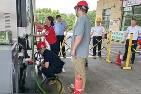余杭区应急管理局高效助力加油站顺利换证图片