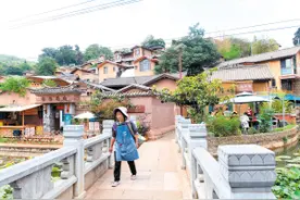 彝族古村落迎新生图片