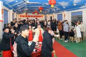 100多位村民同吃年夜饭，这场面也太热闹了！图片