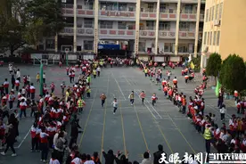 天柱一小冬季运动会：运动中的孩子们，认真又可爱图片