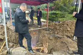 关注今冬供暖丨西安一小区供暖管道爆裂 连夜抢修已恢复供暖图片