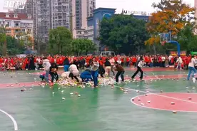 30秒｜全校班主任同场“抢零食” 为了学生拼尽全力图片