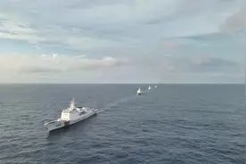 海警2304舰艇编队位台岛以东海域开展综合执法演练图片