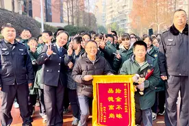 上学途中捡到手机“好少年”步行3公里送交派出所图片
