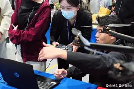 悦驾乐拍|模拟体验操控新型无人机图片