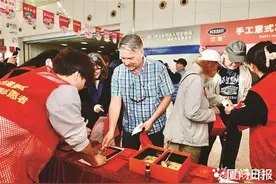 今年首艘访问港邮轮“银曦”号抵厦图片