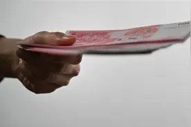 四川一公积金管理中心主任落马！被5万块钱击碎防线，长期与商人老板勾肩搭背图片