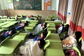 “趴睡”变“躺睡”！福州部分学校试点午休桌椅图片