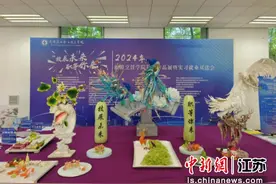 无锡一高职院校展示学生毕业作品 用人企业现场觅才图片