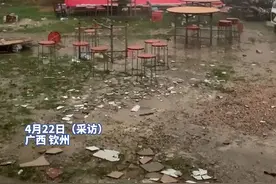 广西钦州遭遇强对流天气，婚礼现场准备的桌椅被吹跑图片