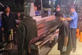 三街道跨区夜间联动执法，整治“无缝”占道设摊行为图片