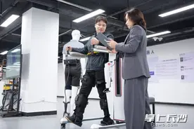 优龙机器人：柔性“钢腿”走出康复梦图片