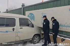 雪天路滑，面包车发生侧滑，济南民警化身“推车侠”图片