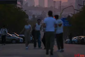美翻了，“悬日”霸屏社交圈！成都交警喊话注意安全，别在路中间拍照图片