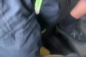 吃午饭时遇出警 消防员端着饭碗上消防车图片