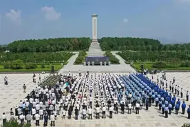 勇救3名落水儿童的英雄栾留伟魂归故里，安葬在烈士陵园图片