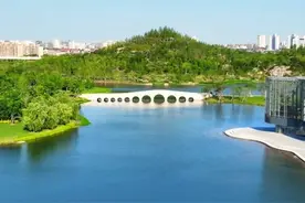 在市中心爬山，打卡＂上海阿勒泰＂＂疯狂植物城＂图片