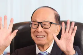 96岁李嘉诚罕见“现身”：脸上带着灿烂笑容，精神状态非常好图片