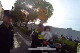 2岁女童迷路，直到民警送到店铺父亲才发现女儿走失图片