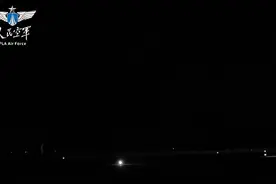 新飞行学员首次夜航！戈壁夜空上的 “成人礼”图片
