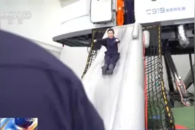 您的C919已成功签收！签收人：国航、南航图片