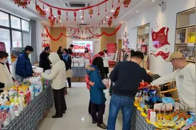 迎龙年、寻年味，年货市集开到了上海长宁周家桥居民家门口图片