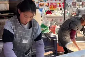 突然走红的19岁“烤牌姑娘”，和她背后独自带两个女儿生活的坚强母亲图片